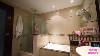 Секс игры с соседкой: Kate Kuray в откровенном видео