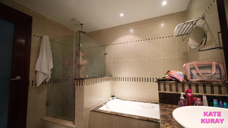 Секс игры с соседкой: Kate Kuray в откровенном видео