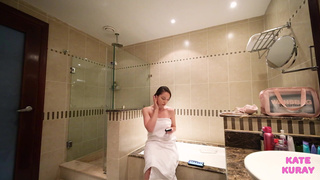 Секс игры с соседкой: Kate Kuray в откровенном видео