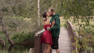 Горячее домашнее видео – случайный секс на прогулке