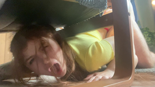 Секс с Линой Мигуртт под креслом - домашнее порно видео