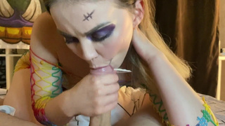 Развратная сделка: как падчерица сосет хуй отчиму на Хэллоуин