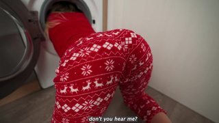 Мачеха застряла в стиральной машине и просит помочь