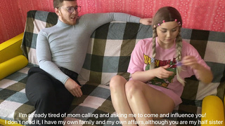 Сводная сестра с косичками не может учиться без секса