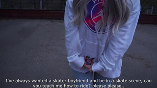 Горячая девушка ублажает всю банду роллеров