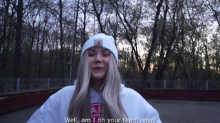 Горячая девушка ублажает всю банду роллеров