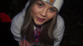 Горячая девушка ублажает всю банду роллеров