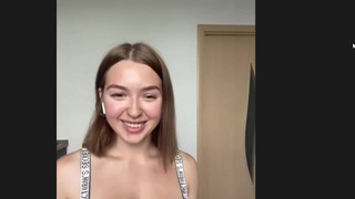 Девушки пробуют секс-гаджеты в возбуждающем онлайн-эксперименте