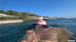 Голая девушка на пляже – горячее видео для взрослых