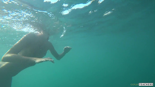 Голая девушка на пляже – горячее видео для взрослых