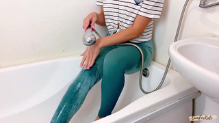 Горячее порно видео с мокрым ти-шертом