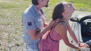 Секс с незнакомкой в кабриолете и на улице