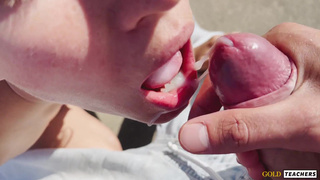 Секс с незнакомкой в кабриолете и на улице