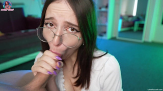 Сестра учится сосать у брата – домашнее порно видео