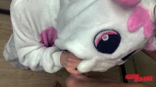 Худая сестра в пижаме отдалась брату за Киндер-сюрприз