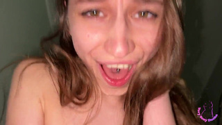 Горячее порно видео с развратной девушкой в общественном месте