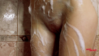 Сексуальная блондинка в страстном видео под душем