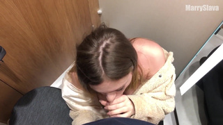 Страстный минет в примерочной