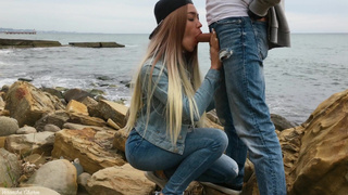 Секс на природе – откровенное видео с пляжа