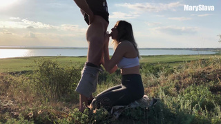 Фитоняшка с большой попкой в горячем сексе на природе