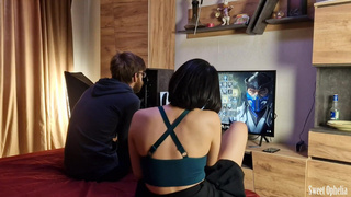 Порно видео с игрой на раздевание и секс-ставками