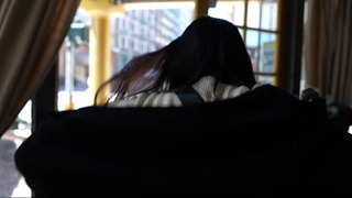 Азиатка с узкой киской возбудила себя и приняла большой член