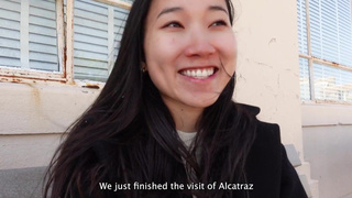 Азиатка с узкой киской возбудила себя и приняла большой член