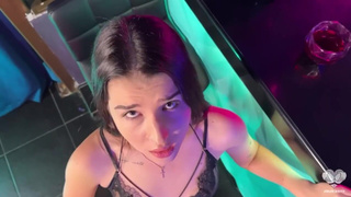 Реальное порно видео с развратной официанткой