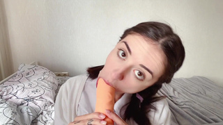 Резиновая попка и глубокий отсос – горячее видео