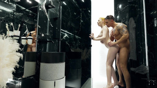 Секс в душе с рыжей Crystal White и накачанным соседом