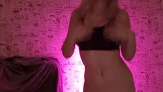 Танцы без трусиков – горячее видео с обнаженной красоткой