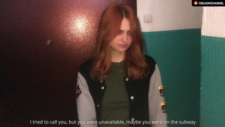 Страстная рыжая девушка в подъезде