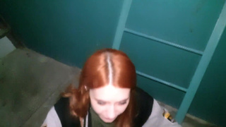 Страстная рыжая девушка в подъезде