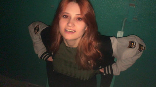 Страстная рыжая девушка в подъезде