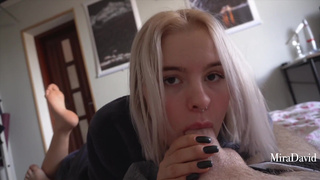 Страстный минет от красивой блондинки