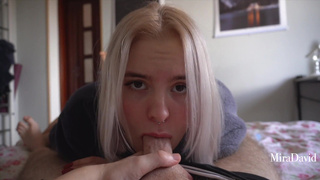 Страстный минет от красивой блондинки