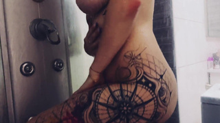 Смотреть онлайн секс с соблазнительной девушкой под душем