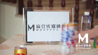 Азиатка стесняется но хочет жесткого секса