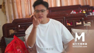 Азиатка стесняется но хочет жесткого секса