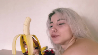 Сексуальная блондинка наслаждается бананом в возбуждающем видео