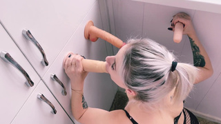 Горячее порно видео с блондинкой и несколькими парнями