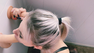 Горячее порно видео с блондинкой и несколькими парнями