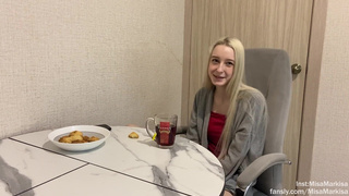 Секс с молодой соседкой на кухне - Горячее порно видео с развратной блондинкой