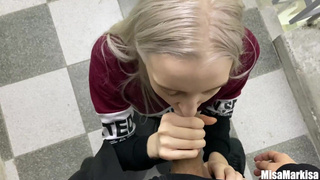 Спонтанное порно в подъезде – романтика и страсть