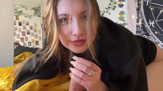 Реальное домашнее секс видео: сестра уговаривает брата на инцест