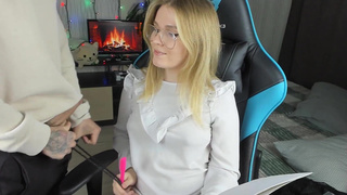 Порно ролик - страстный отсос после уроков