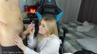 Порно ролик - страстный отсос после уроков