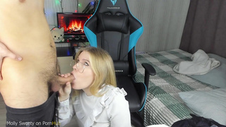 Порно ролик - страстный отсос после уроков