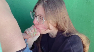 Заблудившаяся красотка сосет хуй у местного