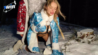 Кончил на Снегурку после жесткой ебли